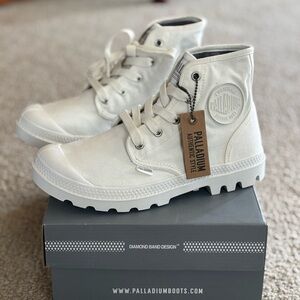 New in box Palladium Pampa Hi Star White Boots